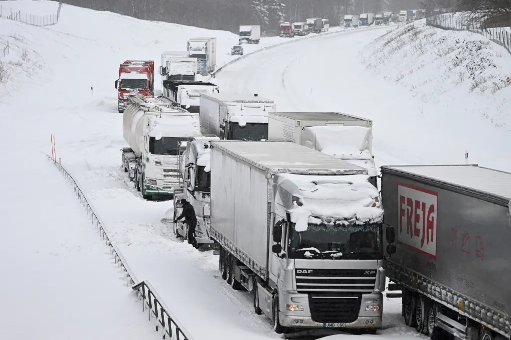 Sníh způsobil dopravní kolaps u Linderodu v jižním Švédsku