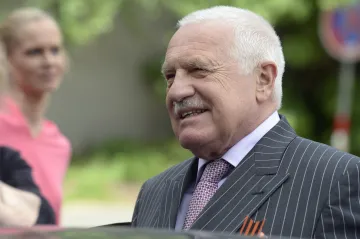 Pokud to není pravda, omlouvám se. Klaus korigoval své výroky o svážení placených demonstrantů na Letnou