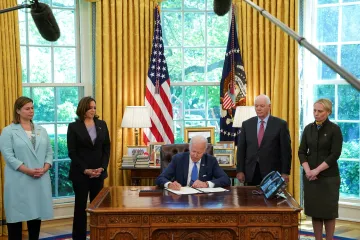 Biden podepsal zákon o půjčce a pronájmu, který zajistí všestrannou pomoc Ukrajině