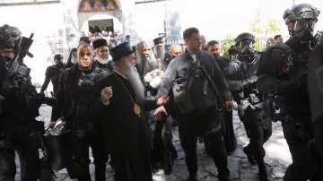 Policie provází patriarchu Portfirije and metropolitu Joanikije