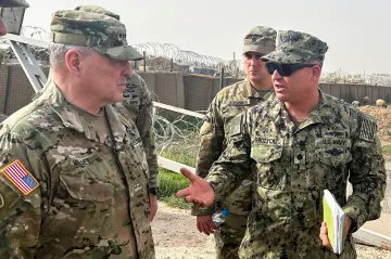 USA podnikly odvetné nálety na proíránské skupiny v Sýrii, útoku poté čelila i americká základna