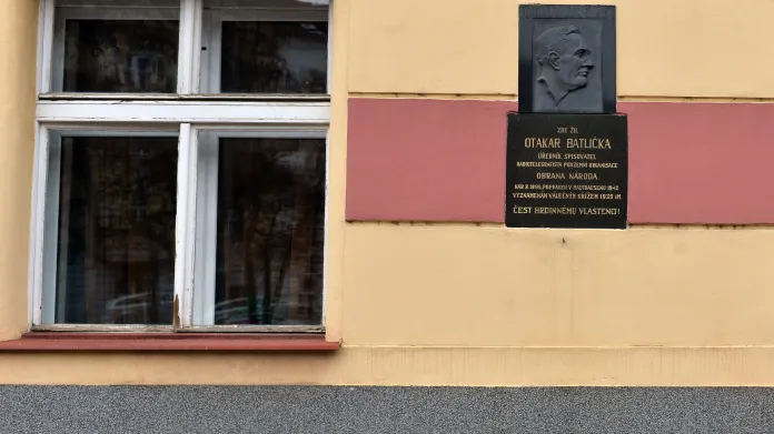 Pamětní deska Otakara Batličky na domě v pražské Čiklově ulici, kde žil