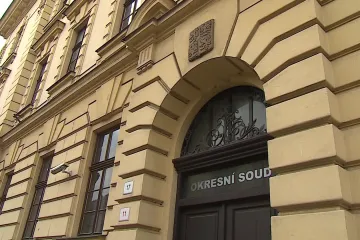 Soud v Břeclavi zprostil muže kvůli smrti chlapce na hřišti viny