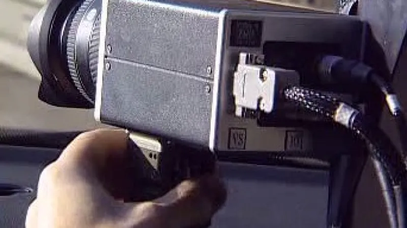 Novela policejního zákona ruší pravomoc městských strážníků měřit rychlost projíždějících aut a přiznává ji pouze republikové policii.