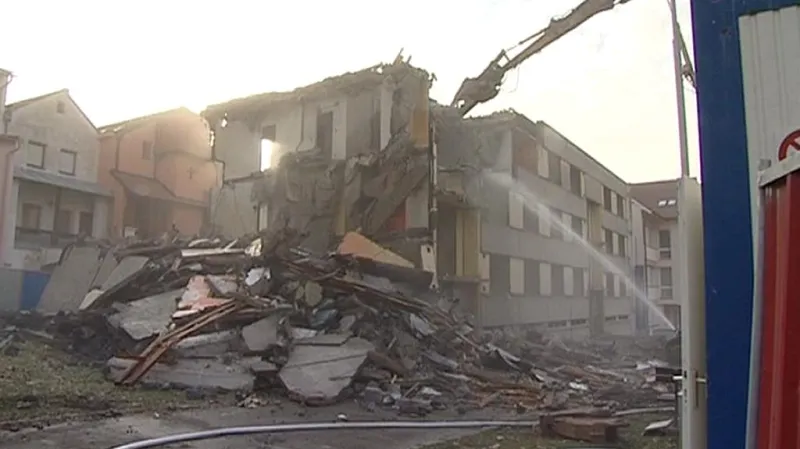 Demolice paneláku v Havlíčkově Brodě - listopad 2011