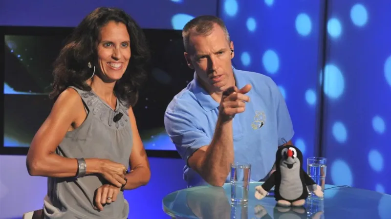 Indira a Andrew Feustelovi