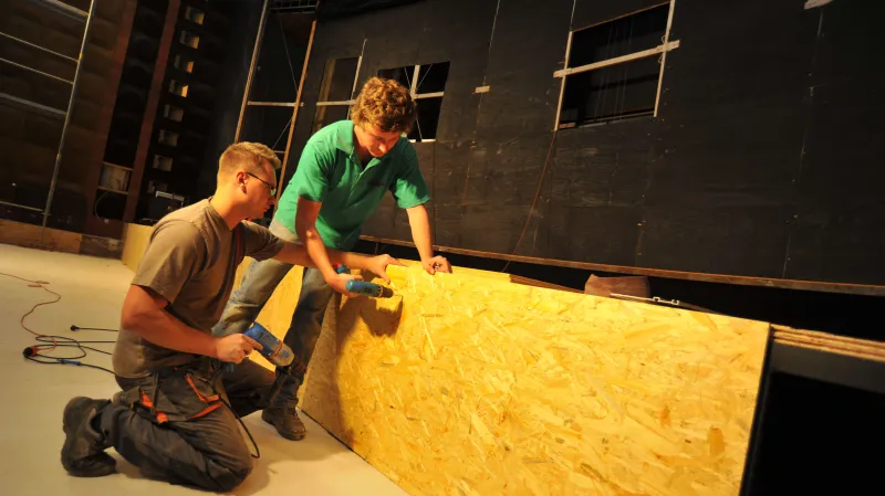 Dělníci dokončují poslední práce