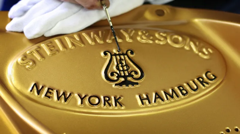 Pod pokličkou výrobce světových pian v Hamburku. Díl po dílu