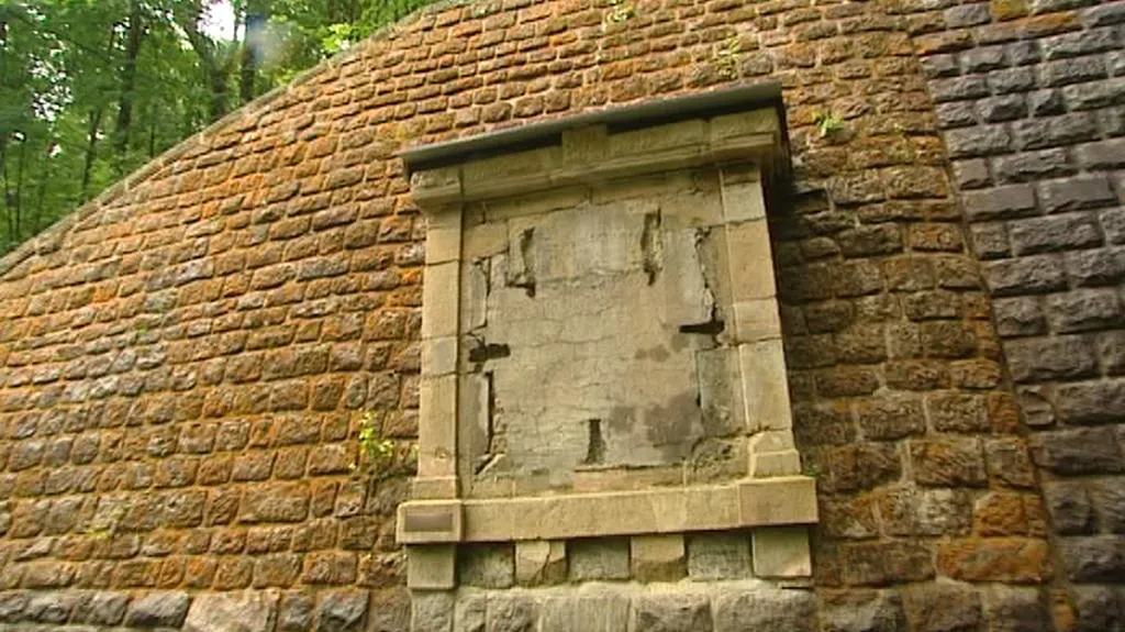 Po bronzové desce zbyl u tunelu jen podklad