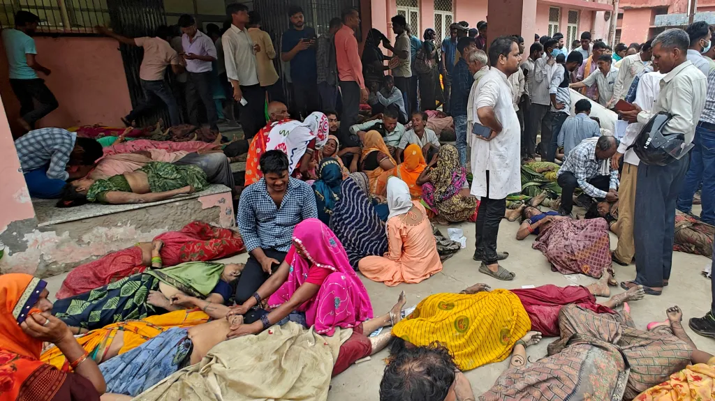 Lidé truchlí za oběti tlačenice na severu Indie