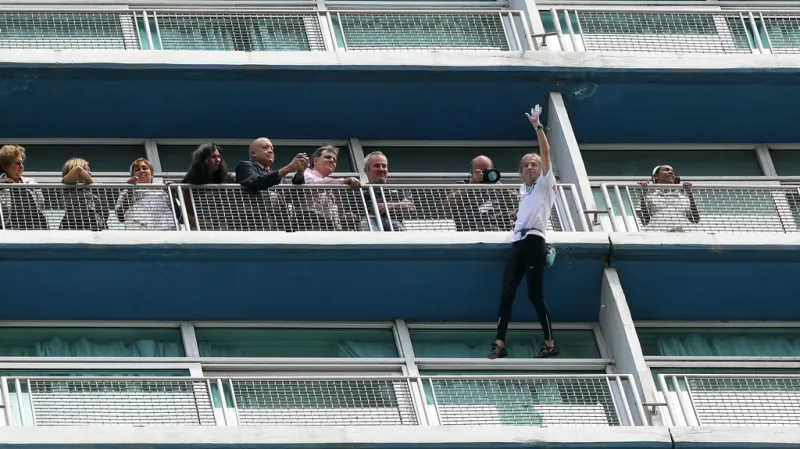 Francouzský lezec zdolává havanský hotel