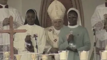 Papež (uprostřed) v Africe