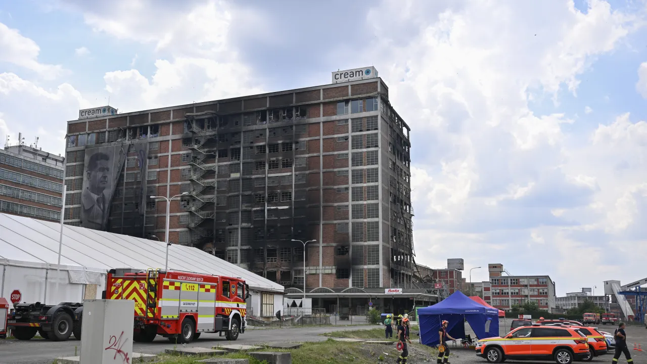 Do hašení požáru ve Zlíně zapojili hasiči znovu výškovou techniku
