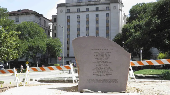 Oběti masakru na texaské univerzitě připomíná památník