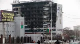 Vyhořelá budova nakladatelství po atentátu v Grozném