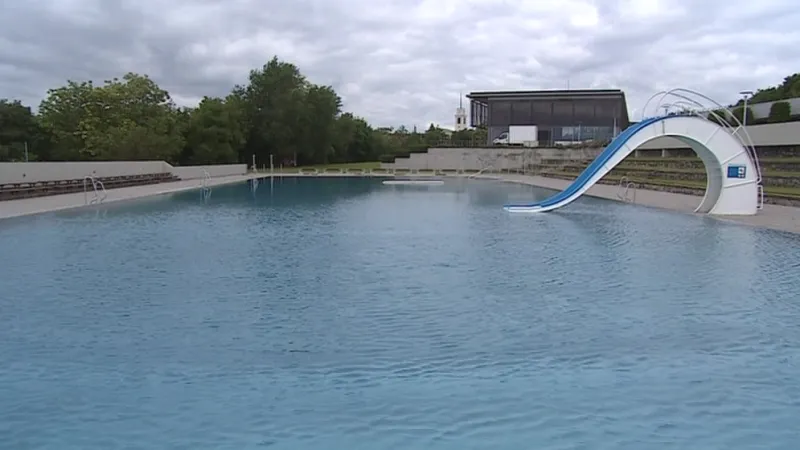 Voda na Kraví hoře má aktuálně okolo semnácti stupňů. Koupaliště ale otevřené není