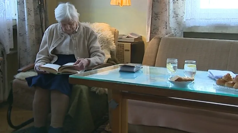 Marie Majzlíková čeká na posouzení žádosti už 18 měsíců. Je jí 92 let