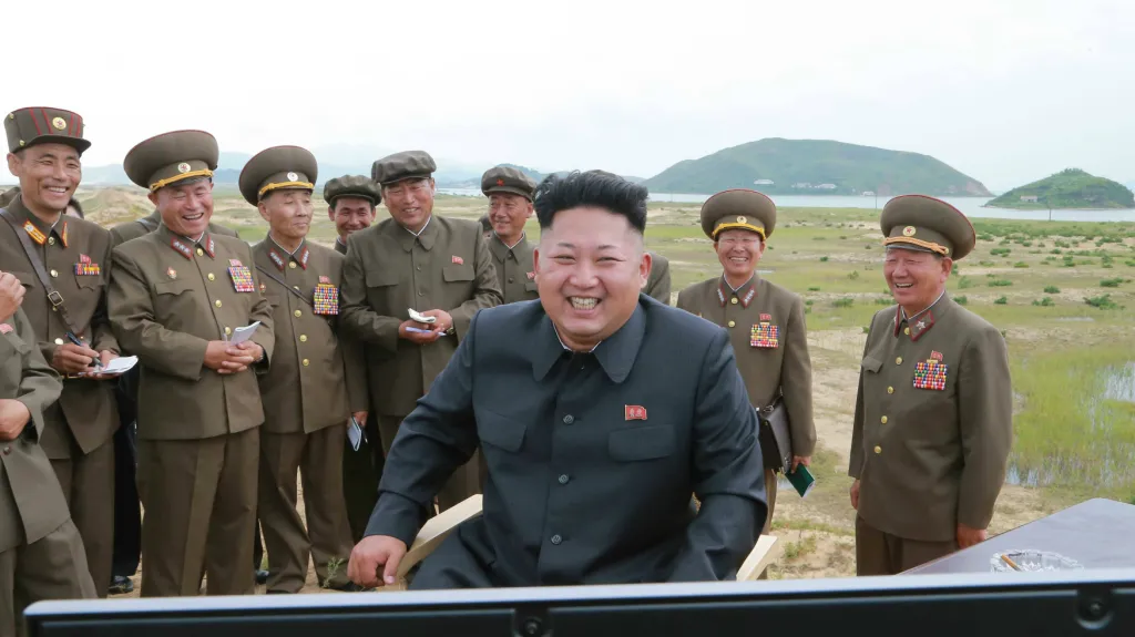 Kim Čong-un dohlíží na zkoušky severokorejských raket