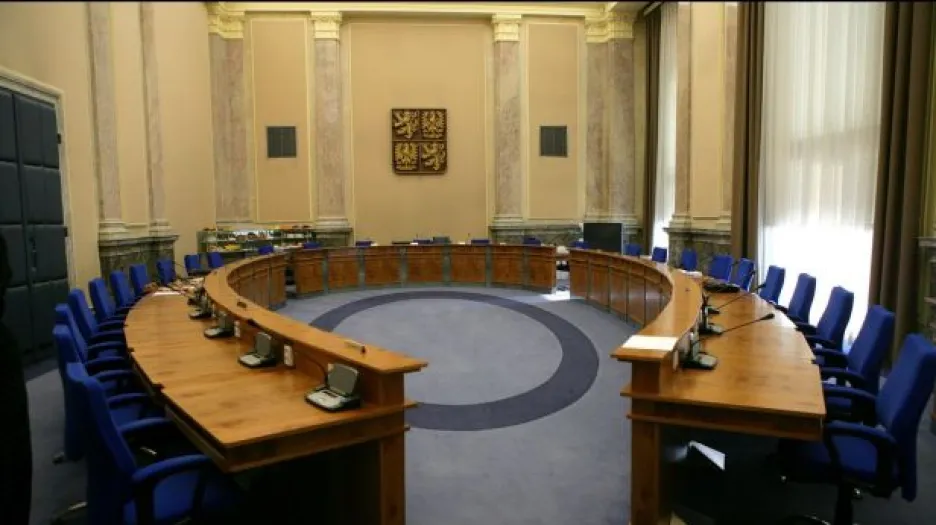 Jednání o řešení politické krize pokračují