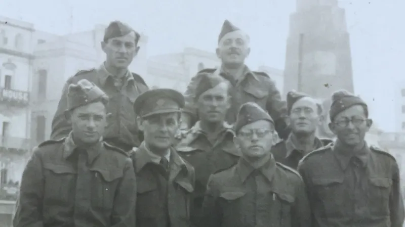 S jednotkou v Londýně ( první zprava)