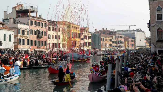 Také Benátky se za rok kvůli koronaviru výrazně proměnily. Loni se karnevalu účastnily davy lidí