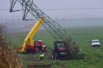 Dálnice D35 je opět průjezdná. Provoz zastavil nahnutý sloup, traktoristovi za náraz hrozí obvinění