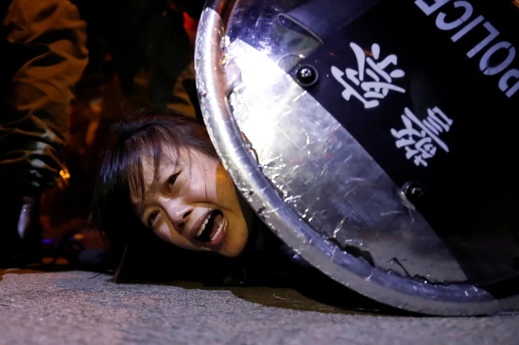Žena protestující v Honkgongu byla během demonstrace zadržena pořádkovou policií