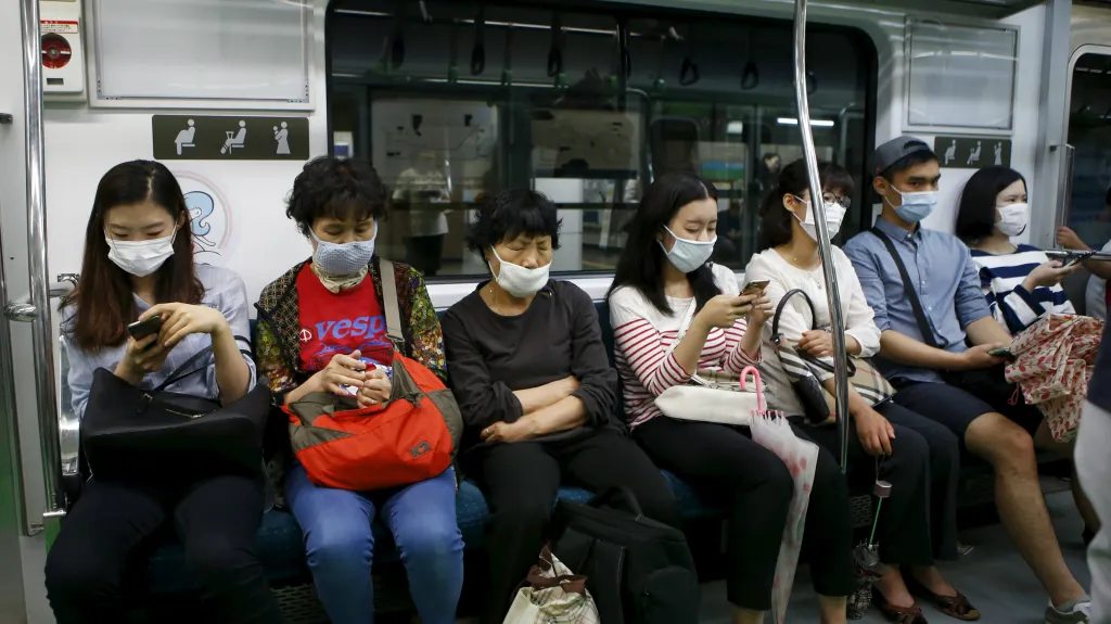 Cestující v soulském metru se chrání rouškami