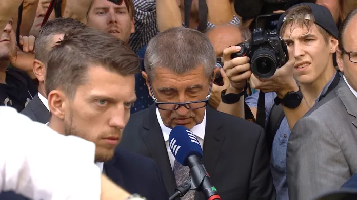 Projev premiéra Andreje Babiše před budovou rozhlasu