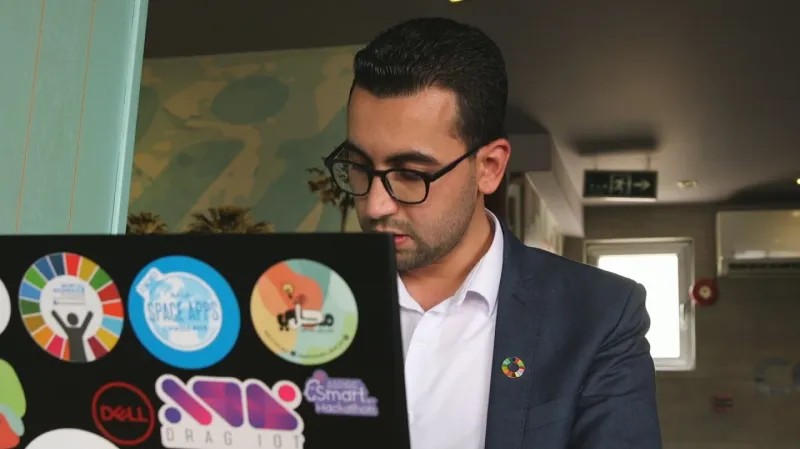 Ehab Kahwati se v uprchlickém táboře stal webovým vývojářem