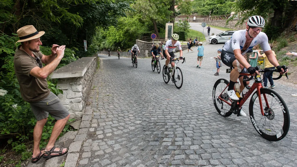 Průjezd závodu L’Etape Czech Republic přes Křivoklát v roce 2023