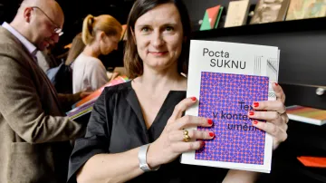 Marcela Straková z Nadačního fondu 8smička s knihou Pocta suknu: Textil v kontextu umění, která vyhrála první místo v kategorii Katalogy
