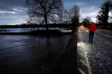 Tisíce Britů byly evakuovány uprostřed noční bouře a sněhu. Někteří nechtěli odejít kvůli strachu z nákazy