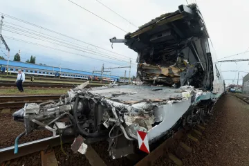 Vrak Pendolina míří do Prahy, cestou si ho vyfotily stovky lidí
