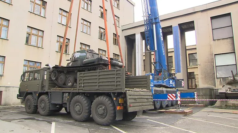 Stěhování tanku LTP-38 do Vojenského historického ústavu