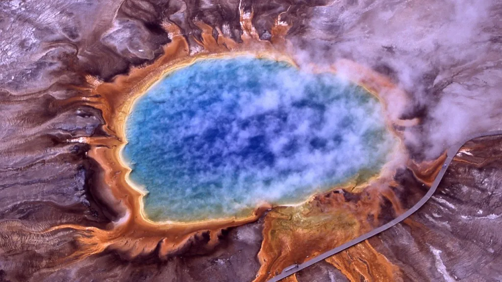 Termální jezírko v Yellowstonu