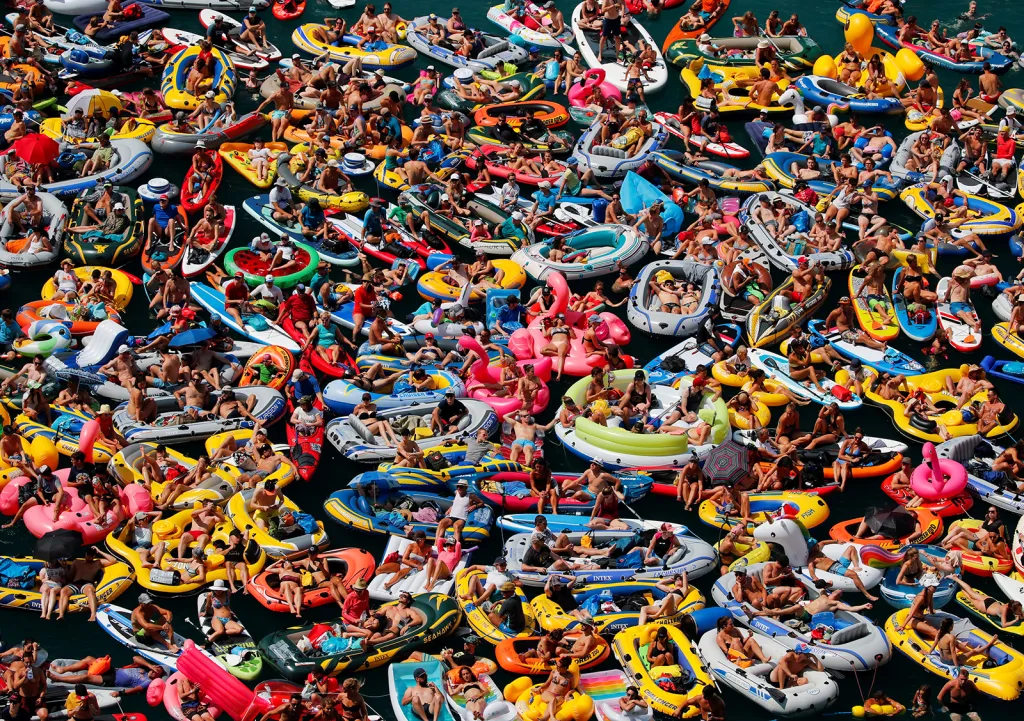 Lidé v nafukovacích člunech během horkých letních dnů na Lucernském jezeře