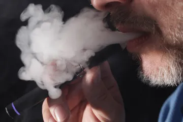Částečná náhrada kouření vapováním zřejmě nesnižuje zdravotní rizika, naznačili vědci