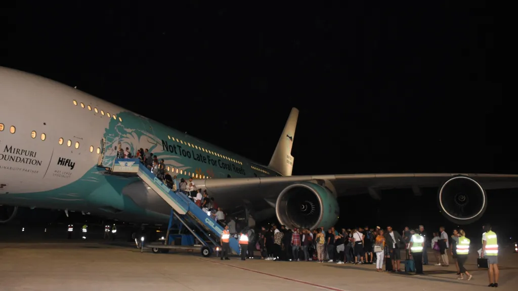 Jeden z mnoha momentů repatriace Britů