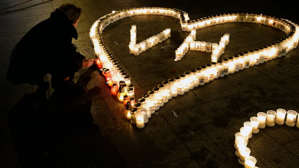 Lidé zapalují svíčky na Václavském náměstí
