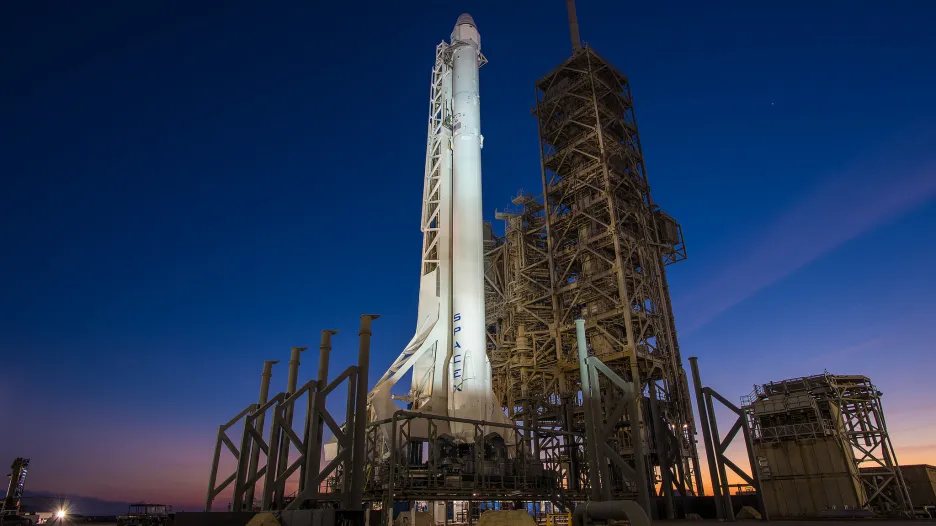 Kosmická loď Dragon a nosná raketa Falcon 9