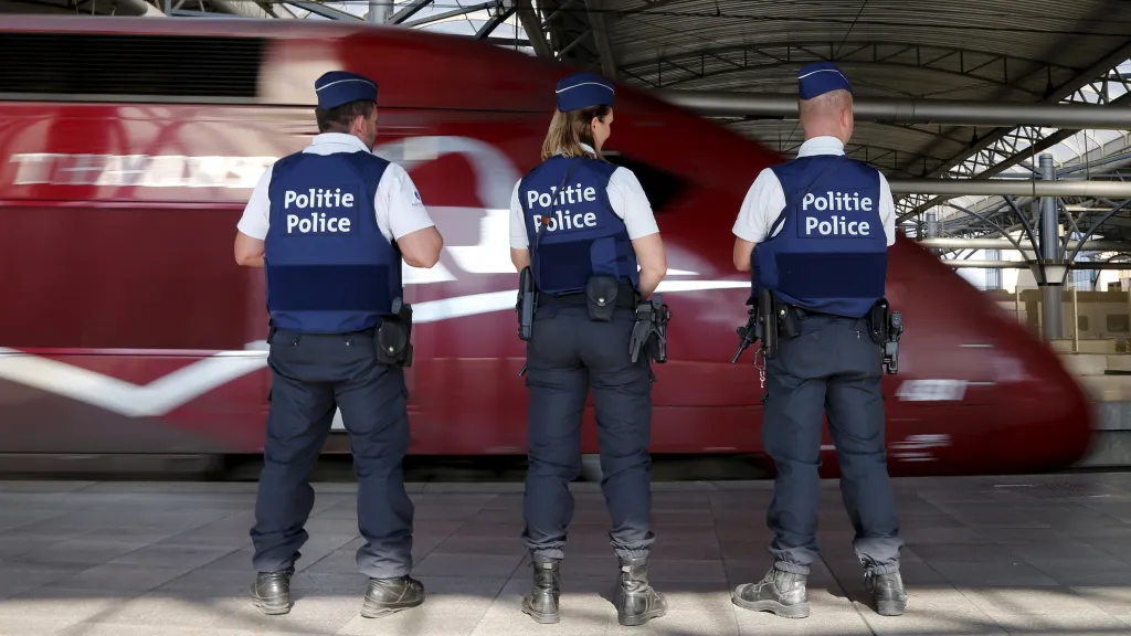 Belgičtí policisté hlídají nástupiště rychlovlaků na nádraží v Bruselu