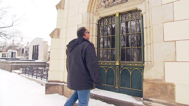 David Vondráček u opravené hrobky