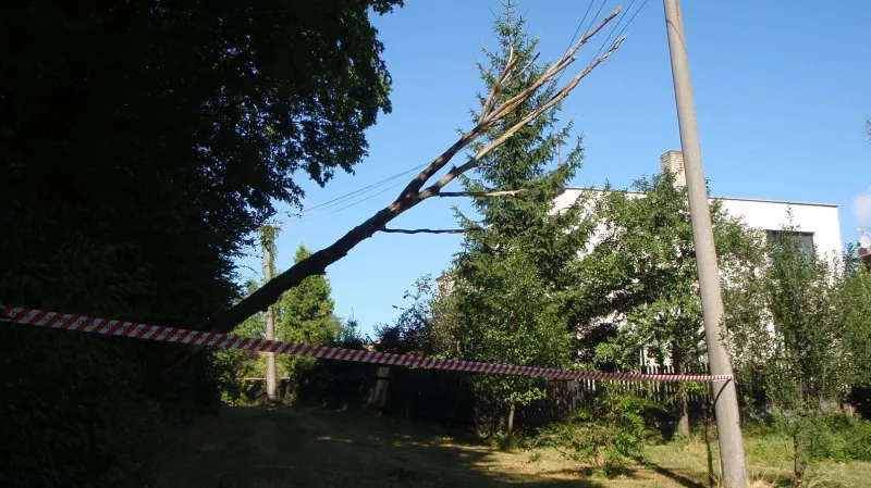 Několik obcí je stále bez elektrického proudu