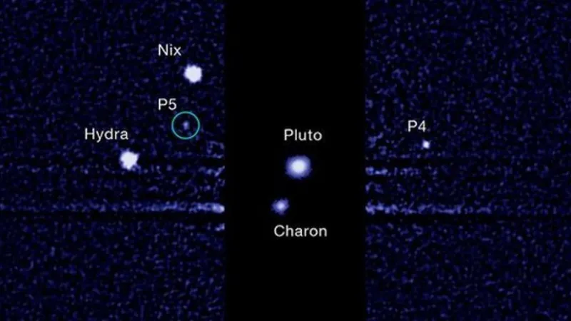 Snímek Hubbleova vesmírného dalekohledu s vyznačeným měsícem P5