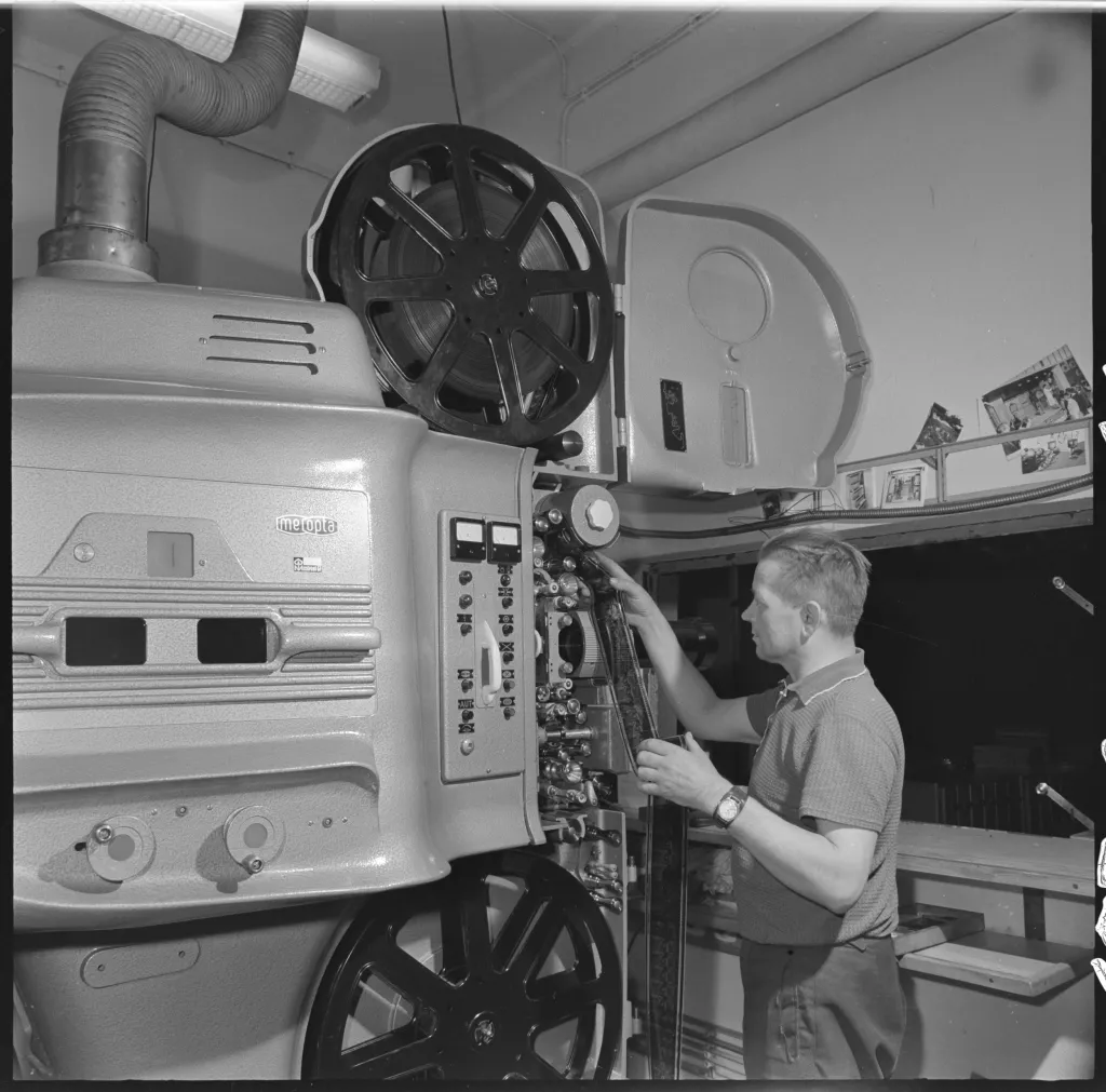 Fotografie ukazuje zakládání filmů do filmové dráhy přístroje UM 70/35