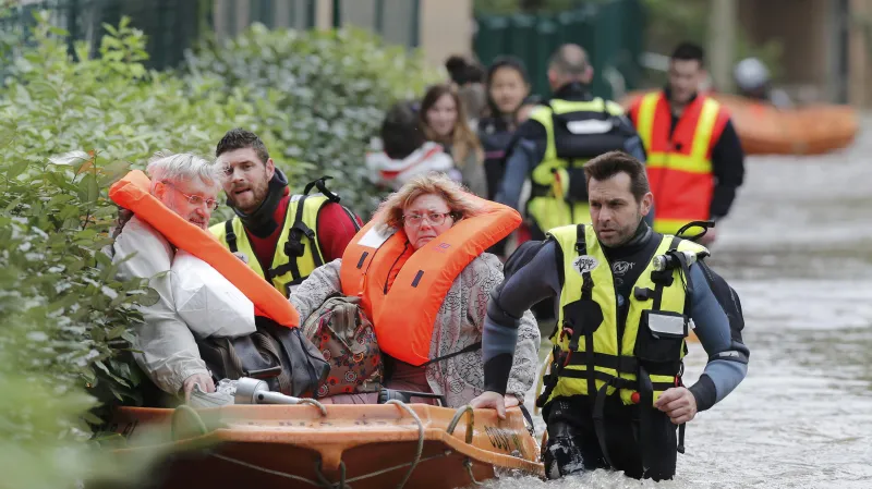 Hasiči evakuují obyvatele obce Longjumeau jižně od Paříže