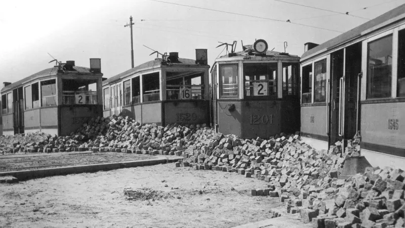 Černokostelecká barikáda z tramvajových vozů a dlažby