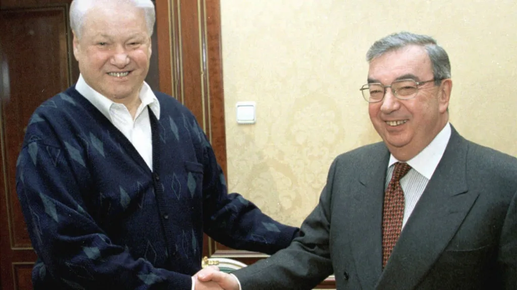 Jegenij Primakov (vpravo) s Borisem Jelcinem