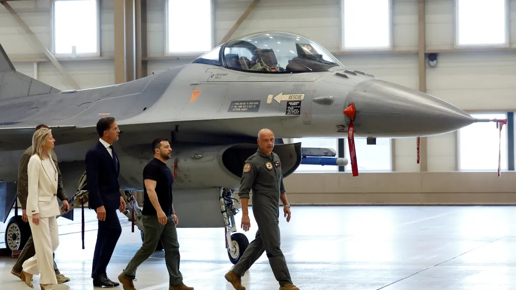 Prezident Zelenskyj a nizozemský premiér Rutte u letounu F-16